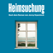 Ein blauer Hintergrund. Darauf ist ein weißes Fenster durch das man auf einen Teil Ufer und auf einen See blickt. Über dem Fenster steht in großen Buchstaben Heimsuchung. Darunter in kleinerer Schrift Nach dem Roman von Jenny Erpenbeck