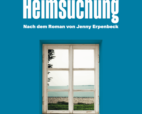 Ein blauer Hintergrund. Darauf ist ein weißes Fenster durch das man auf einen Teil Ufer und auf einen See blickt. Über dem Fenster steht in großen Buchstaben Heimsuchung. Darunter in kleinerer Schrift Nach dem Roman von Jenny Erpenbeck