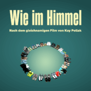 Ein grüner Hintergrund. In der Mitte stehen viele Schuhe in einem Kreis. Die Überschrift lautet Wie im Himmel. Der Untertitel lautet Nach dem gleichnamigen Film von Kay Pollak