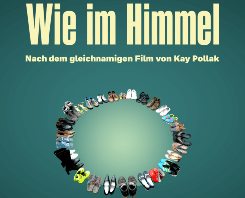 Ein grüner Hintergrund. In der Mitte stehen viele Schuhe in einem Kreis. Die Überschrift lautet Wie im Himmel. Der Untertitel lautet Nach dem gleichnamigen Film von Kay Pollak