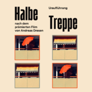 Ein beiger Hintergrund. In der Mitte sind vier Quadrate in einem Quadrat angeordnet. In zwei Quadraten, jeweils schrwäg versetzt voneinander sieht man einen Balkon mit einem roten Sonnenschirm. In den beiden anderen Quadraten einen Balkon mit gelber Markise. Darüber der Titel Halbe Treppe. Untertitel nach dem prämierten Film von Andreas Dresen.