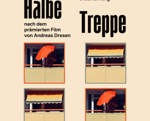 Ein beiger Hintergrund. In der Mitte sind vier Quadrate in einem Quadrat angeordnet. In zwei Quadraten, jeweils schrwäg versetzt voneinander sieht man einen Balkon mit einem roten Sonnenschirm. In den beiden anderen Quadraten einen Balkon mit gelber Markise. Darüber der Titel Halbe Treppe. Untertitel nach dem prämierten Film von Andreas Dresen.